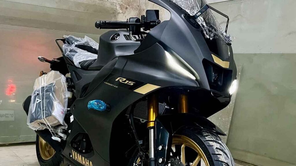 Yamaha R15 V4 Dark Knight edition